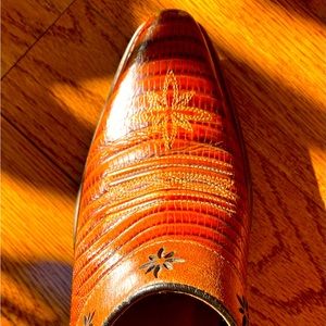 Size 8Ariat slip ins , cowboy style